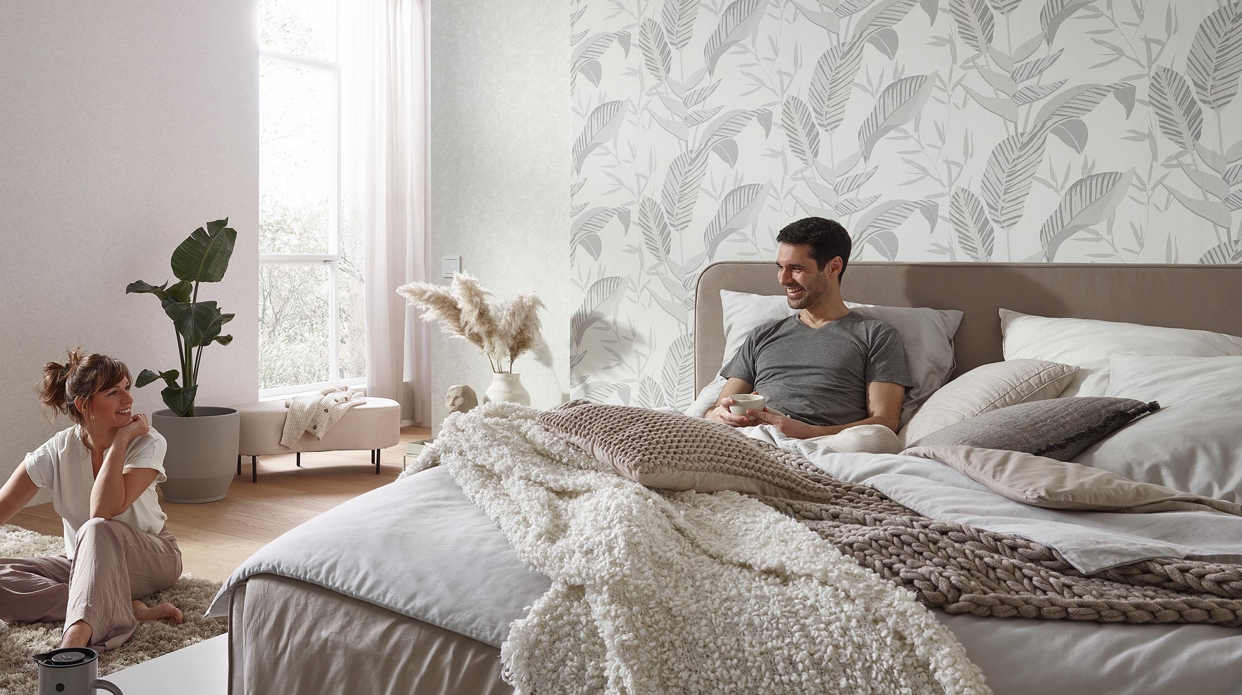 Design AUTMN Helles Schlafzimmer, Blättertapete in Weiß