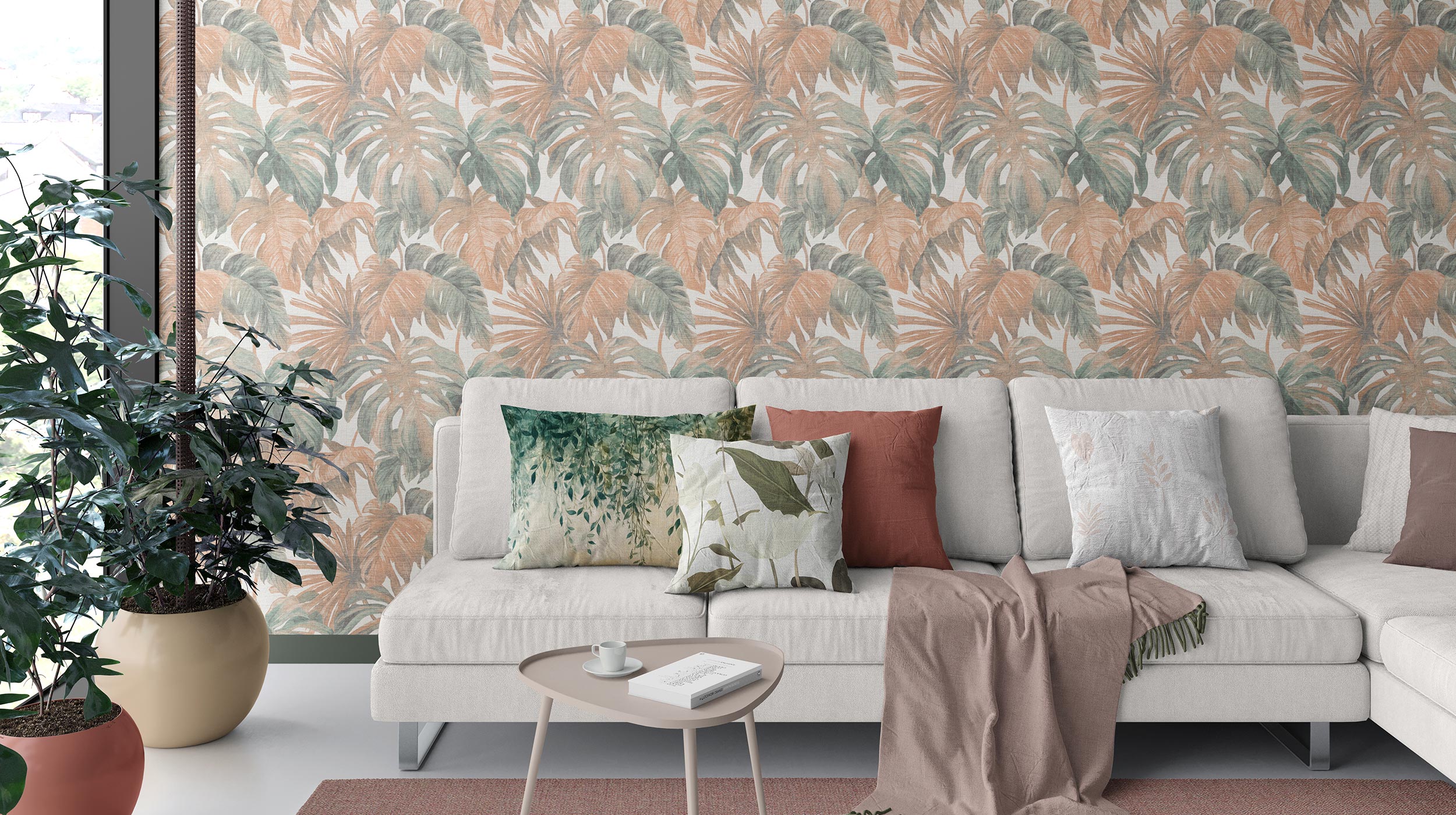 moderner Wohnraum mit Sofa und Vliestapete mit Monstera Blättern in blassem grün und terracotta