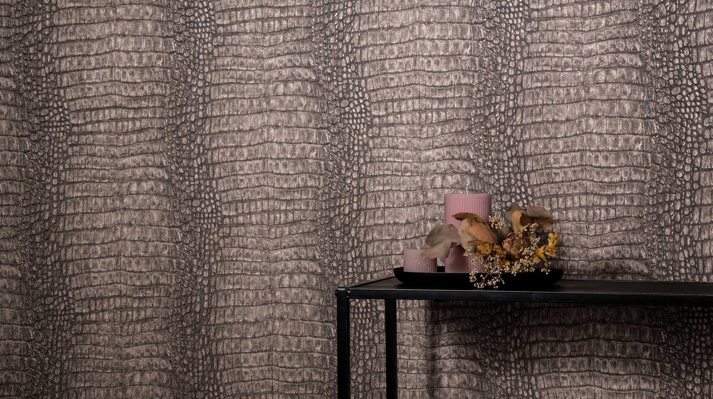 schwarzer kleiner Konsolentisch mit Vliestapete in dunklem braun mit Glanzeffekten in Kroko-Optik