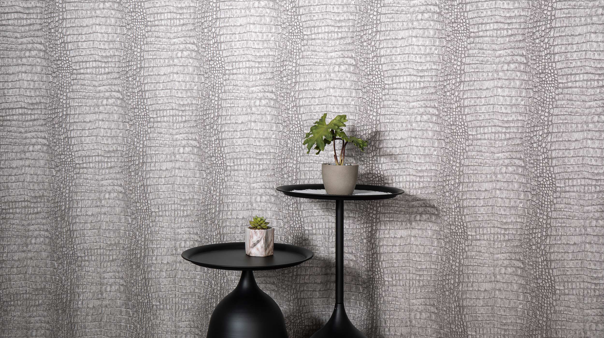 zwei schwarze kleine Beistelltisch mit Vliestapete in Silber mit Glanzeffekten in Kroko-Optik