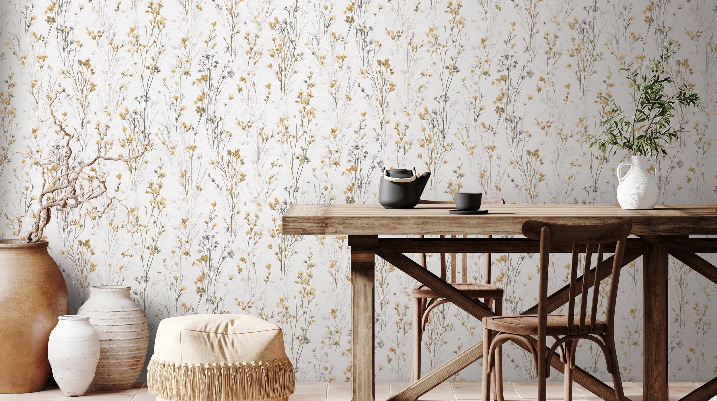 Esstisch in rustikalem Holz, in modernem Landhausstil, Vliestapete mit zartem Gräsermotiv in Beige- und Gelbtönen