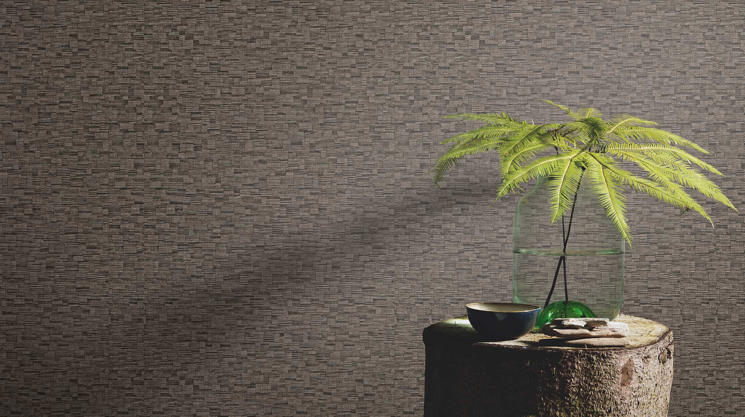 Rustikale Deko, Glasvase mit Farn, Vliestapete mit kleinem grafischen Muster in dunklem Braun