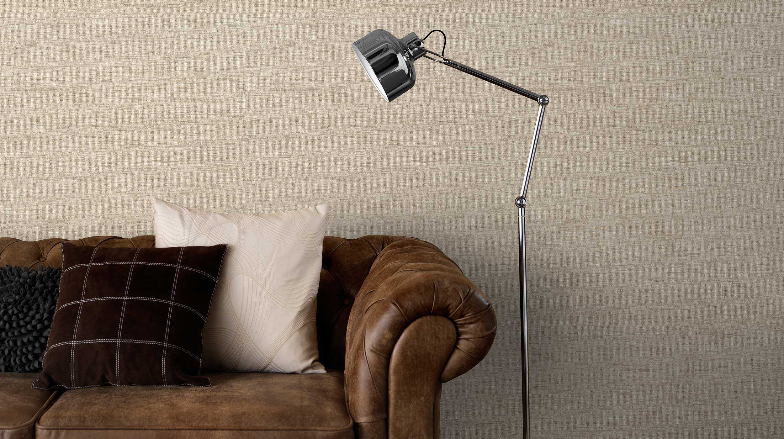 Vliestapete in kleinem grafischen Muster in Beige, Ledersofa braun und Stehlampe silber