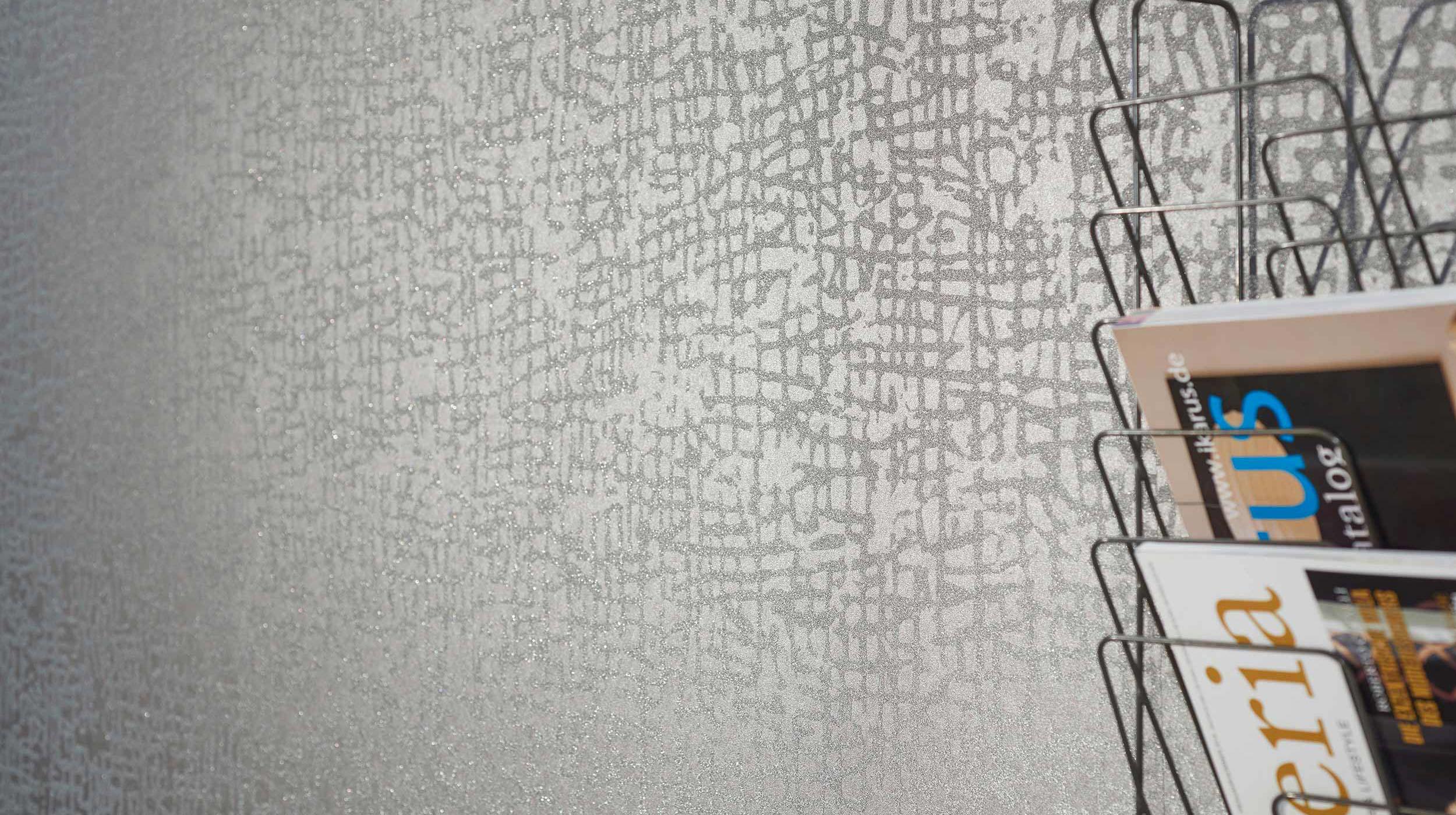 Vliestapete mit echten Glasperlen in taupe mit modernem grafischen Muster