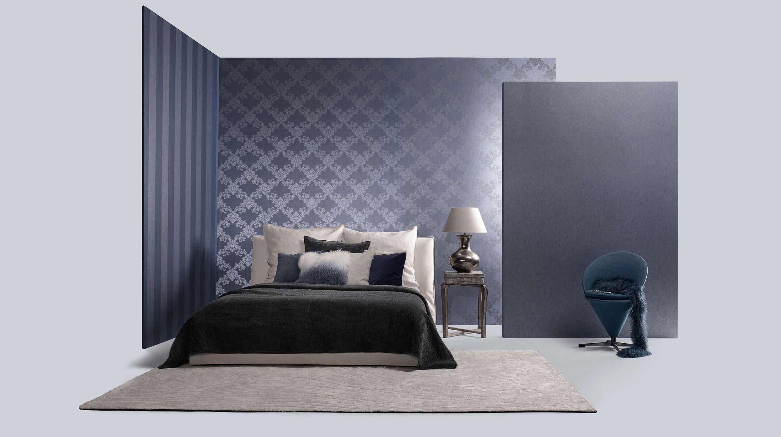 Schlafzimmer mit Barocktapete in Mitternachtsblau und Oranment-Muster