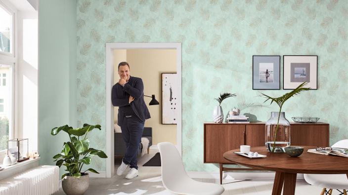 Elegantes Wohnzimer mit Designertapeten von Guido Maria Kretschmer, Mintgrüne Farnblätter