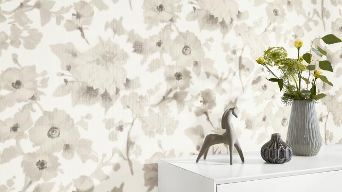 Designertapete von Guido Maria Kretschmer, romantisches Blumenmuster in zarten hellen Beigetönen