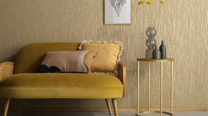braune Vliestapete mit Grasmotiv, gemütliche Couch 