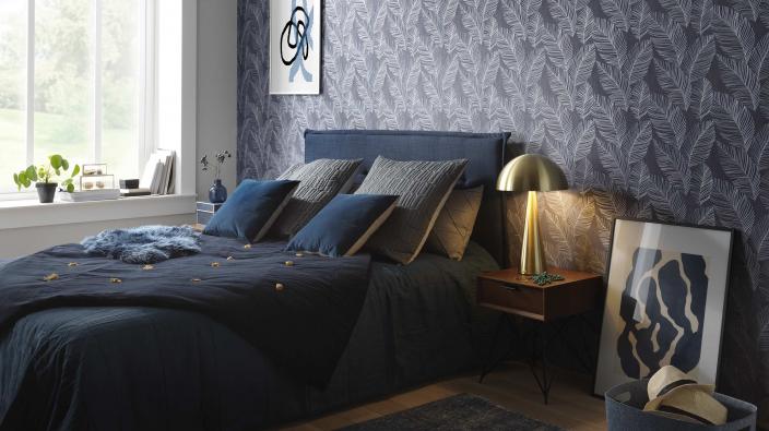 blaue Vliestapete mit Blattmotiv, elegantes Schlafzimmer in Blautönen