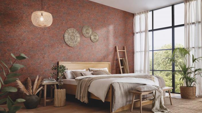 Modernes natürliches Schlafzimmer mit rostroter Vliestapete Loona aus der Kollektion Focus.