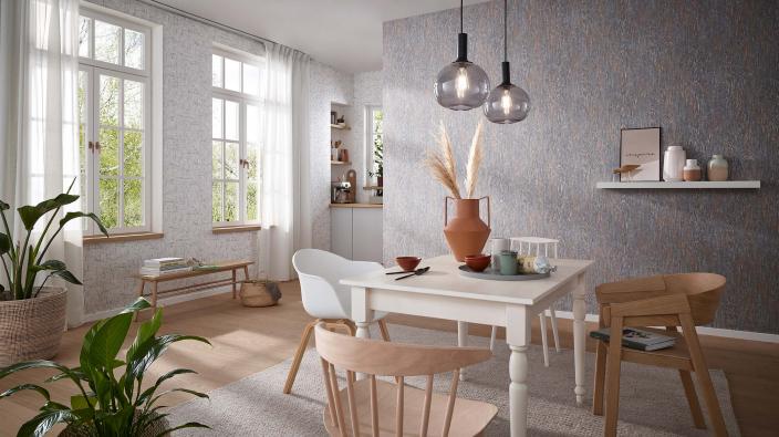 Modernes Esszimmer, Vliestapete in grauer Holzoptik mit Metallic-Effekten. Holztisch mit Holzstühlen, Deko