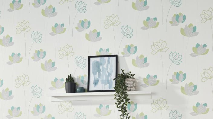 Wandgestaltung mit Vliestapete, Blumenmuster in frischem Grün und Mint, Wandregal mit Deko