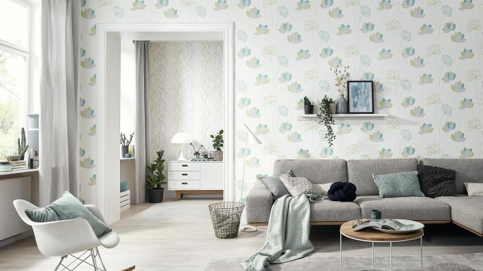 Modernes Wohnzimmer mit Wandgestaltung als Vliestapete mit Blumenmuster in frischem Grün und Mint