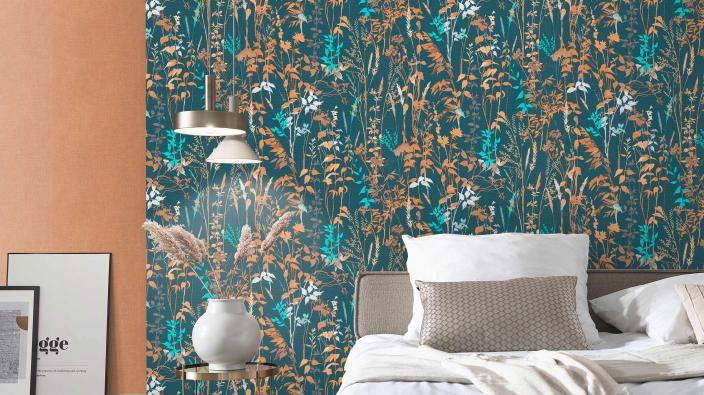 Schlafzimmer Wandgestaltung mit Vliestapete, florales Muster Cottage in blau und türkis