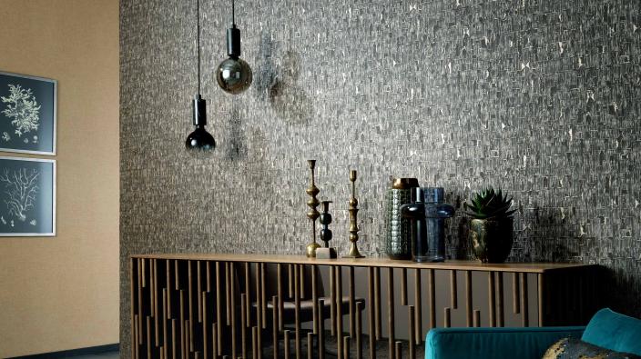 Vliestapete mit Metalliceffekten in dunklem Taupe, Wohnzimmer mit Sideboard aus Holz