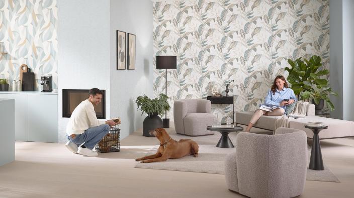Modernes Wohnzimmer in frischen blau und grau Tönen, Paar mit Hund