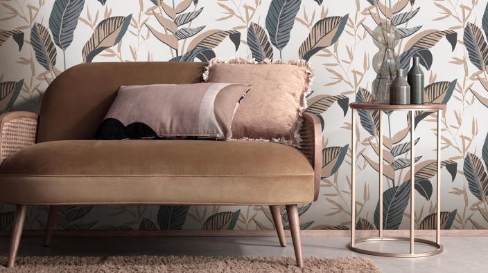 Stylisches Relaxambiente mit Vintage-Sofa in warmen Rose und Braun