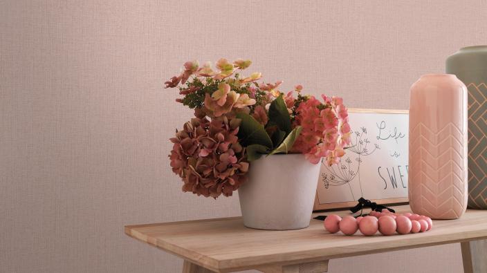 pfirsich Tapete mit Dekotisch und Vase mit Pflanze