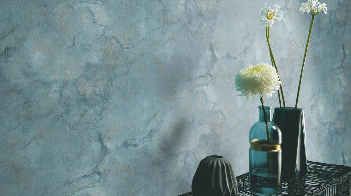 Blaue Aquarelltapete mit Dekotisch und Vasen