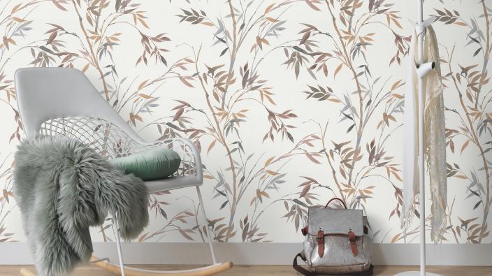 weisser Liegestuhl und kleiderständer vor Wand mit cremefarben, dunkel und helbrauner Tapete mit Bambusblättermotiv