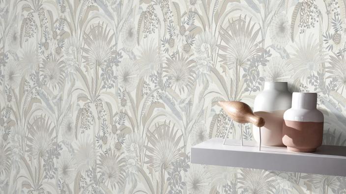 Weisses Regal mit Vasen an Wand mit hellgrauer Garten-Motivtapete