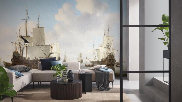 Wohnzimmer mit Sofa und Tapete mit dem Motiv Dutch Ships