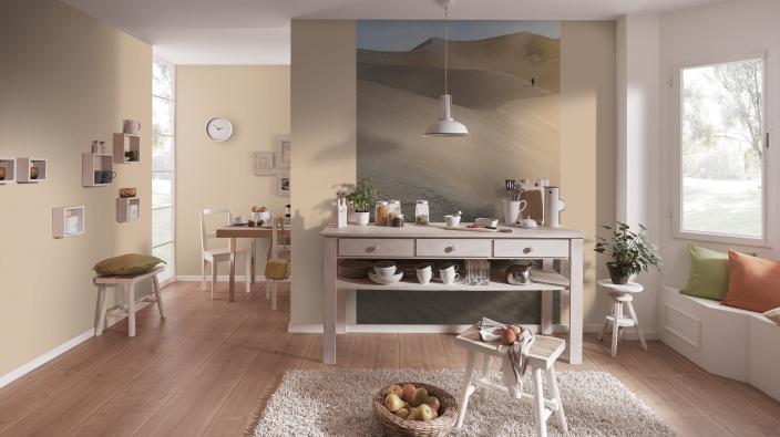 Wohnküche mit Sideboard und einer Digitaltapete mit Sanddünen