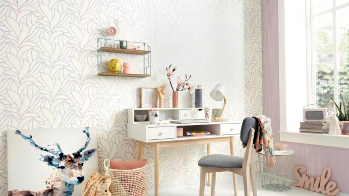 Wandgestaltung modernes feminines Arbeitszimmer, Vliestapete mit großem Rankenmuster mit Kontrast in Pastell, Schreibtisch, Stuhl, Deko