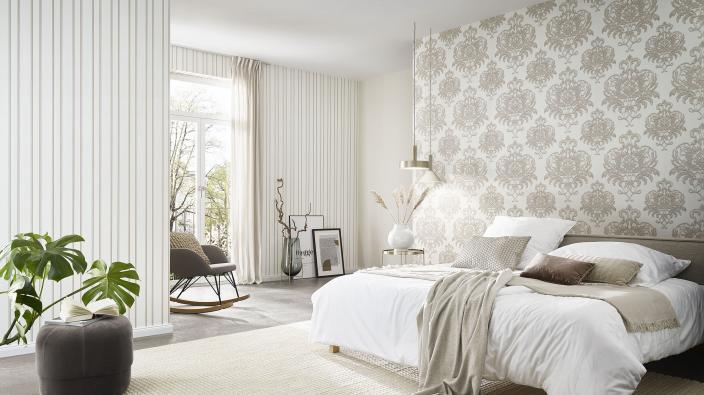 Modernes Schlafzimmer mit heller Barocktapete in Cremetönen, Bett und Deko in hellen Naturtönen