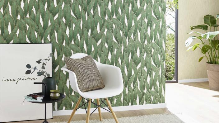 Moderne Vliestapet mit frischem grünen Blattmotiv, Stuhl und Beistelltisch