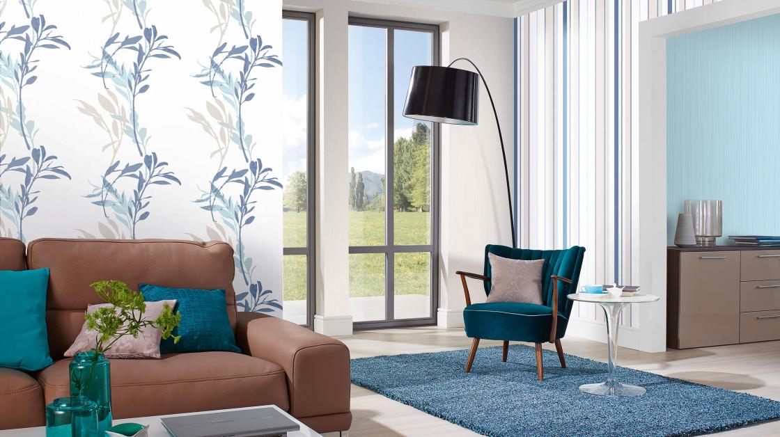 Modernes Wohnzimmer mit Vliestapeten, Blattpanel, Streifentapete, Unistrukturen in Blau