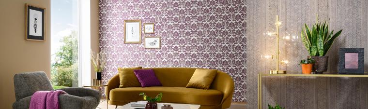 Wohnzimmer mit moderner Barocktapete in lila