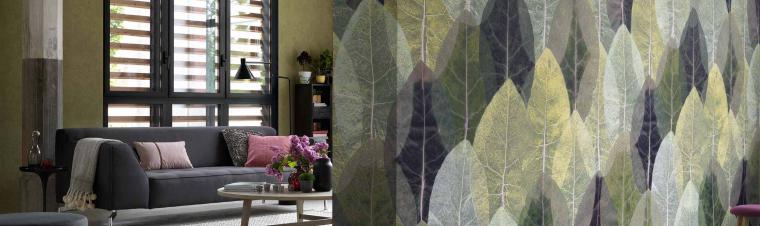 Wohnzimmer Wandgestaltung mit Fototapete, große Blätter in Grün, Violett und Beige