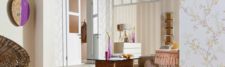 Wohnzimmer mit Tapeten in Creme und Vanille mit Blütenmuster und Streifen