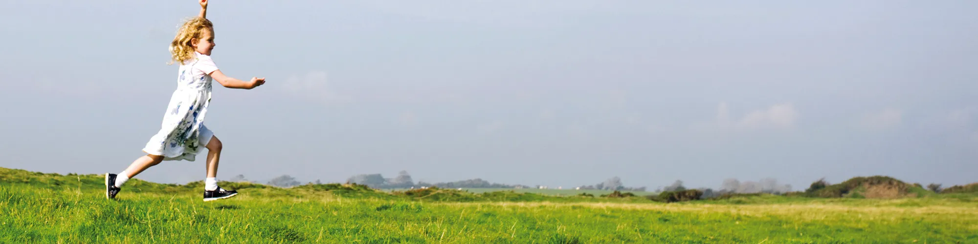 Mädchen auf einer Wiese