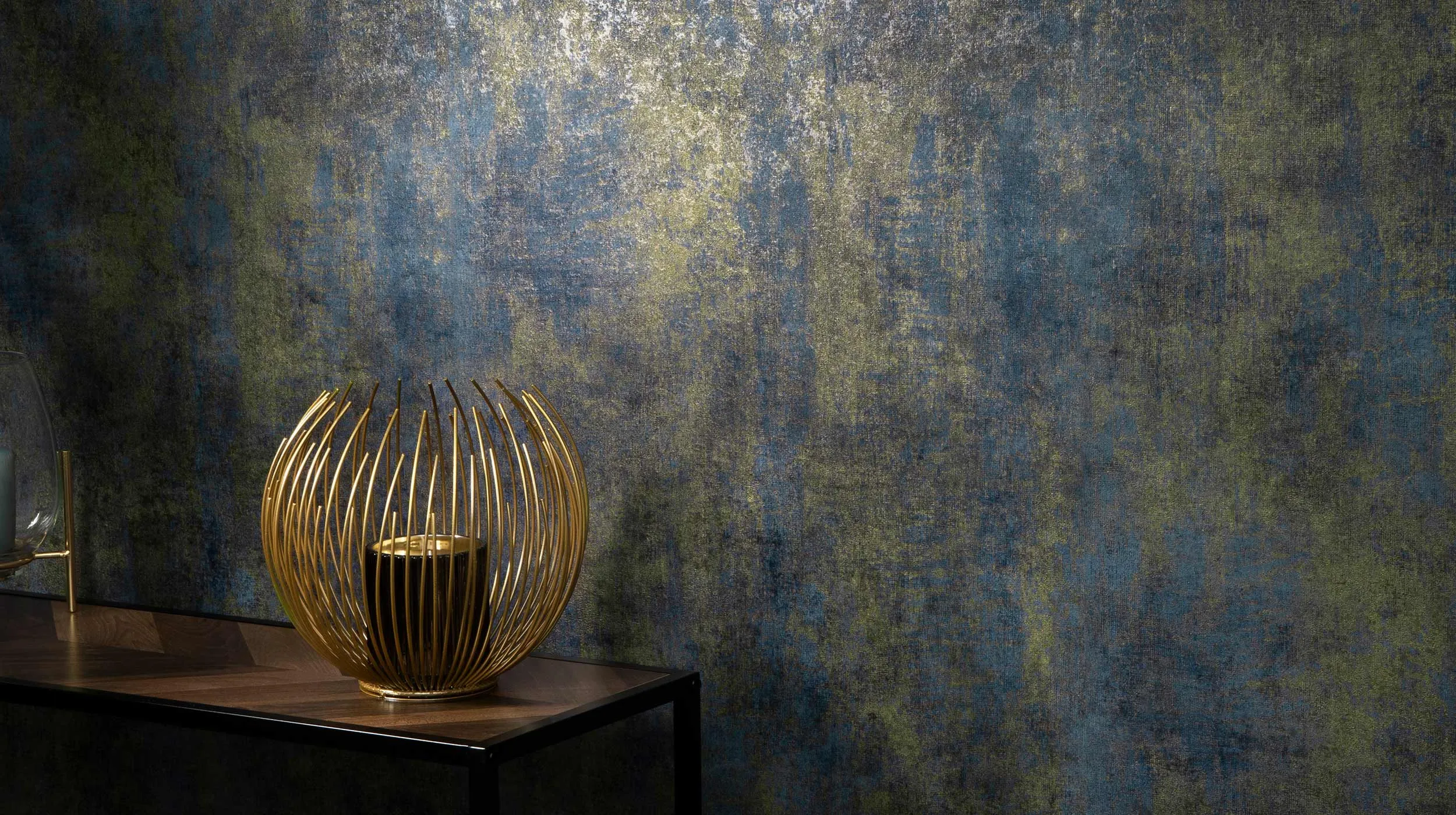 Vliestapete mit Putzoptik und Metallic Effekt in Blau