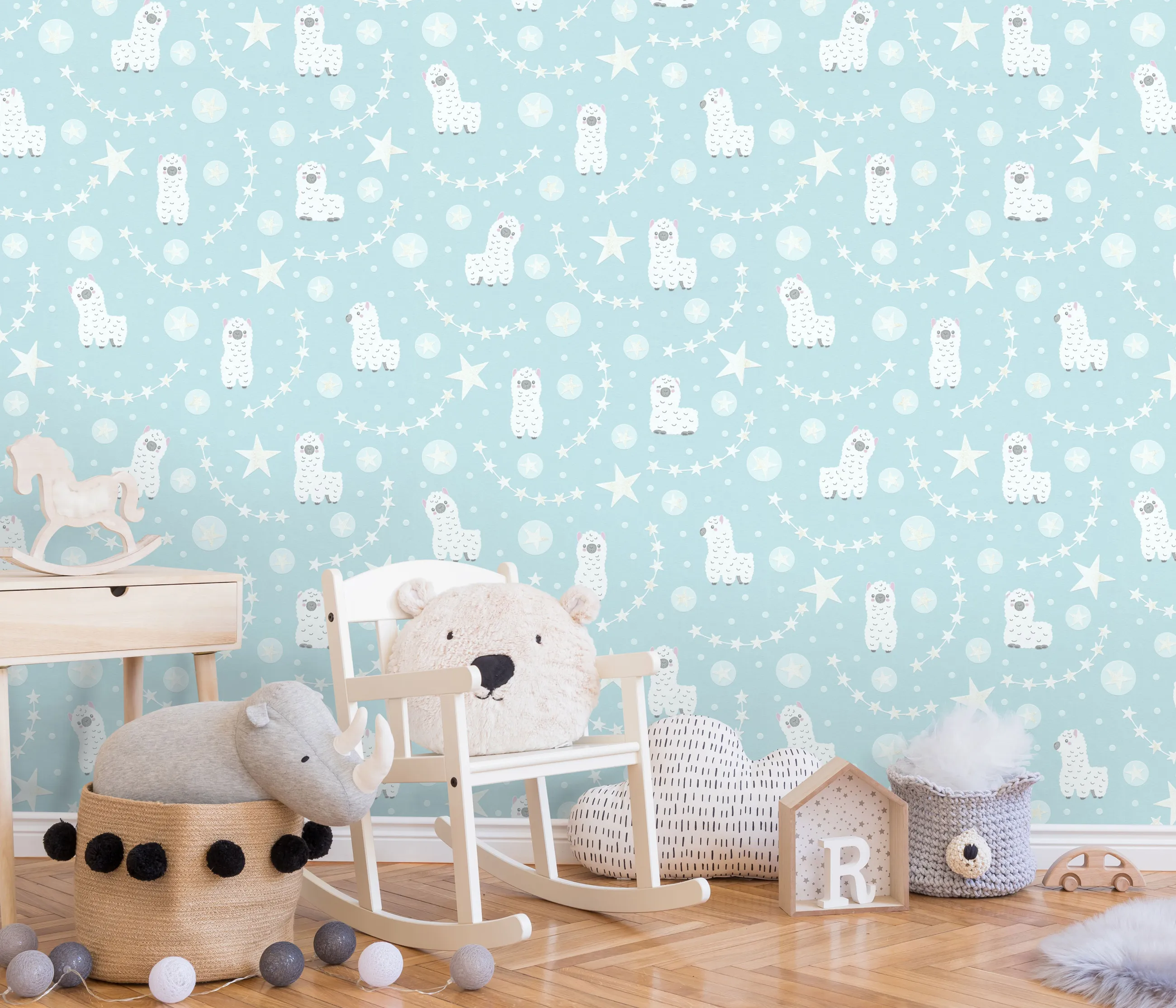 Kinderzimmer mit lustiger hellblauer Tapete und Kinder-Schaukelstuhl