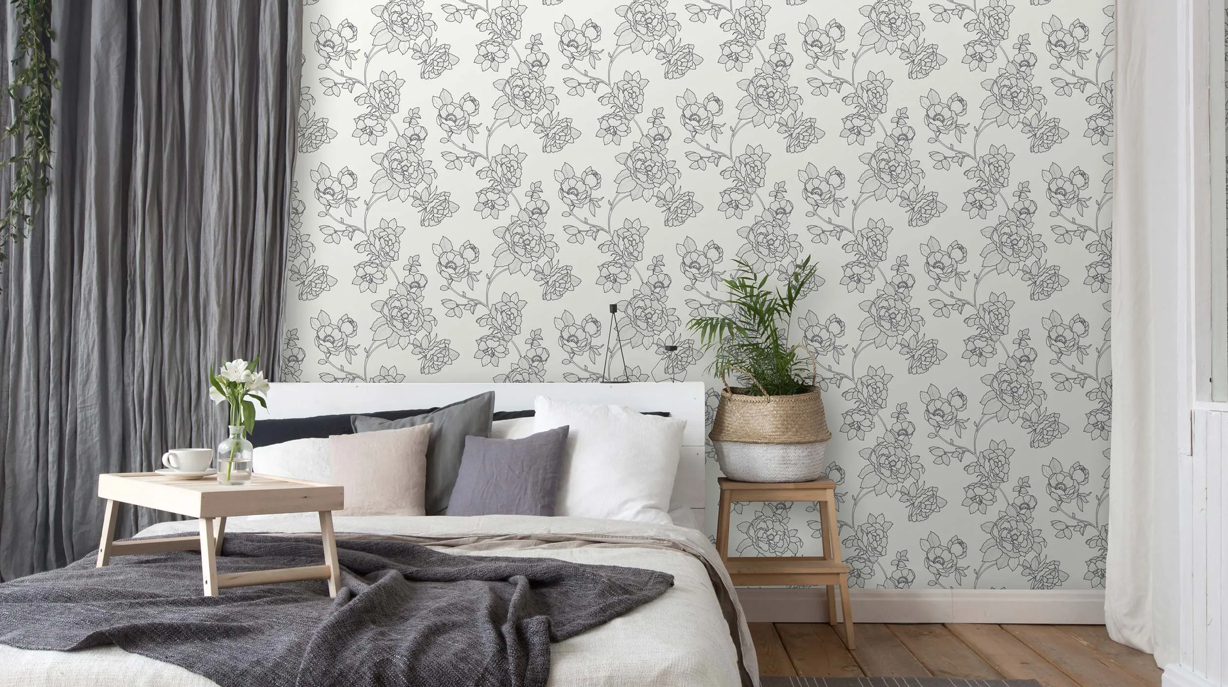 Vliestapete aus der Kollektion Black and White mit großen Blumen