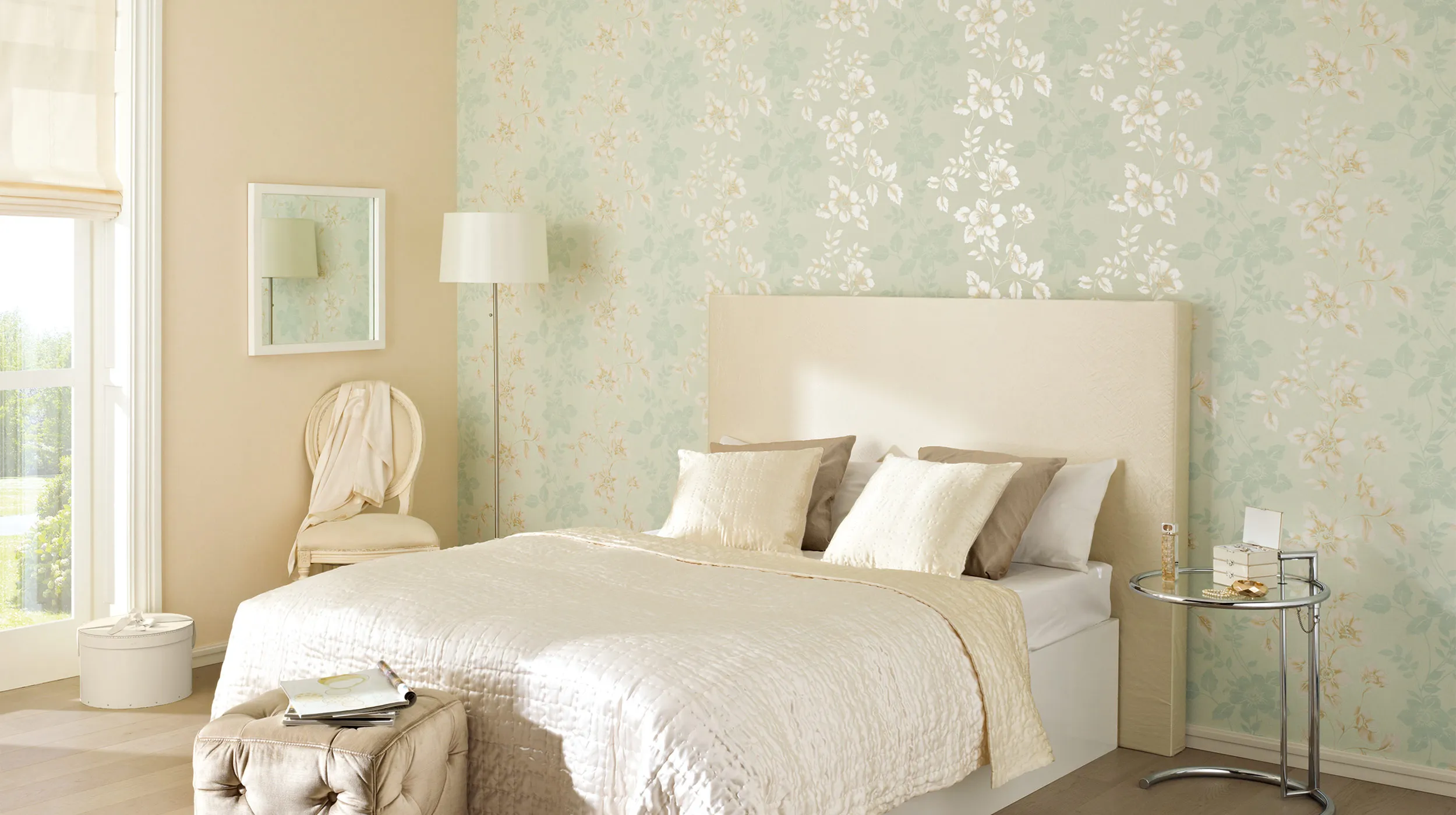 Tapete mit Blütenmuster in Jadegrün