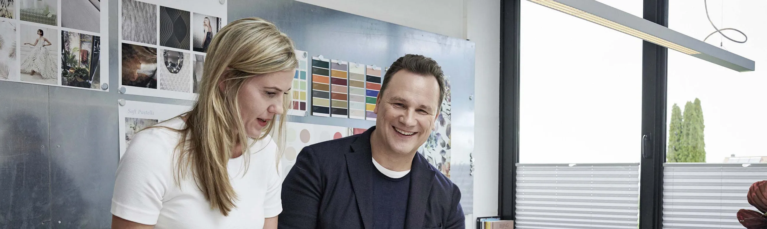 Guido Maria Kretschmer im Tapetenatelier mit Designerin Inga Grabow