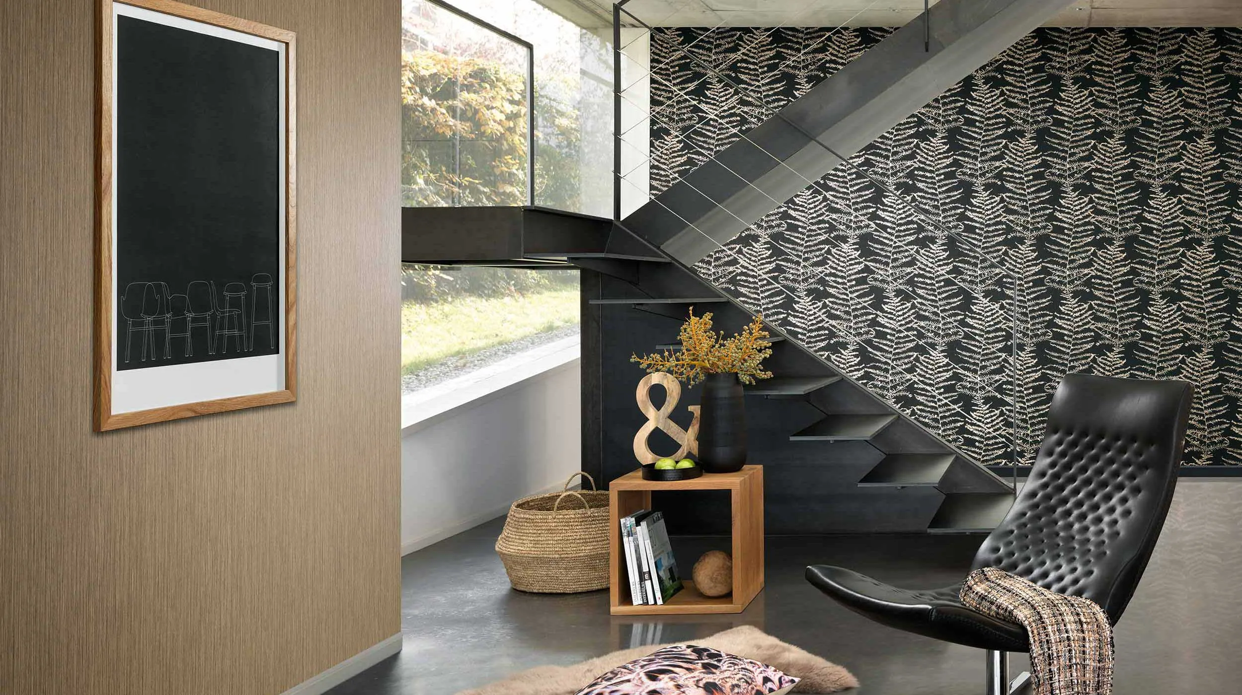 Moderner Wohnraum, Ledersessel, Treppe, Tapete in schwarz mit Farnmotiv