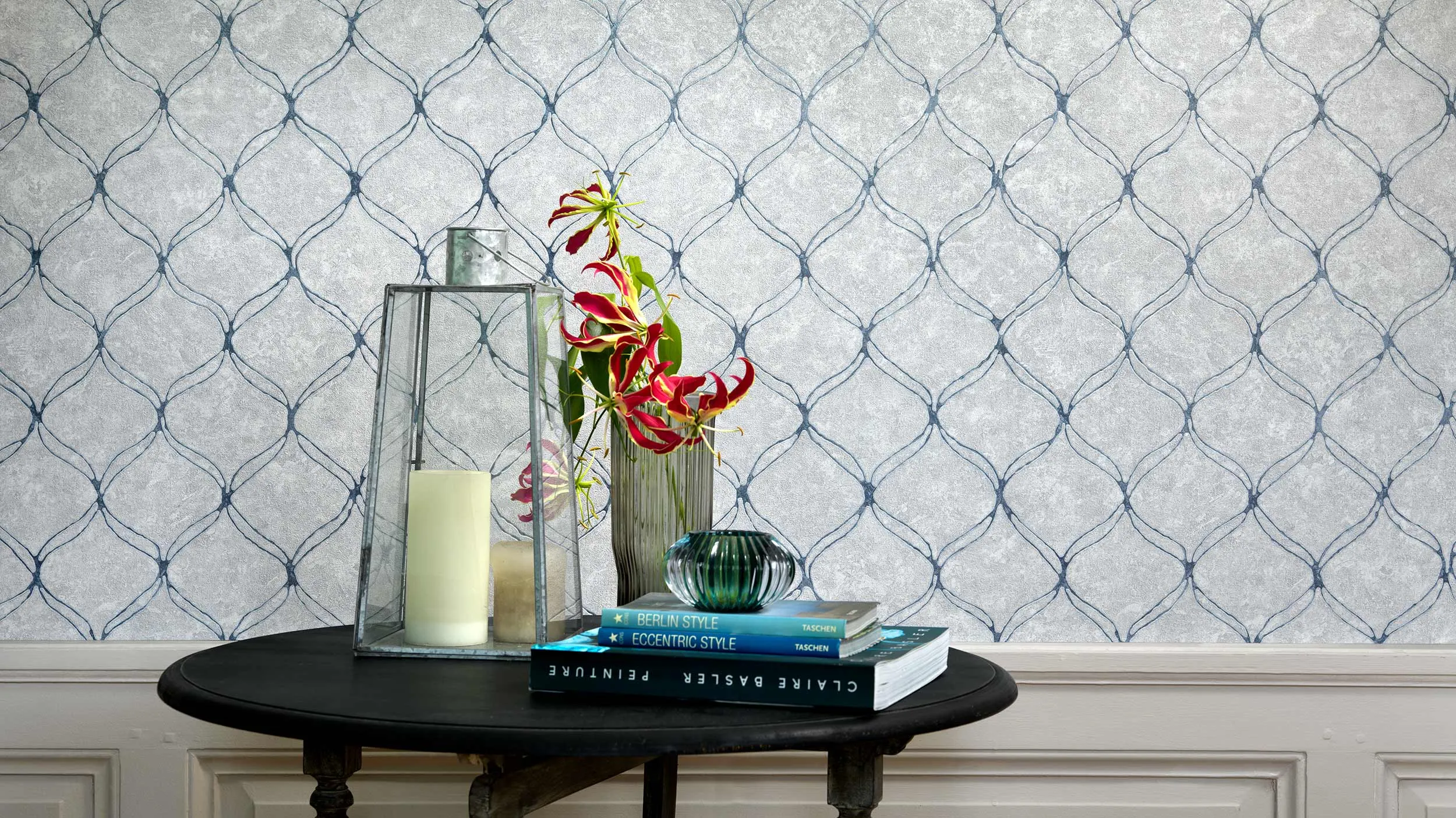 Vliestapete mit Wellengrafik in silber-weiß mit metallisch blauen Effekten