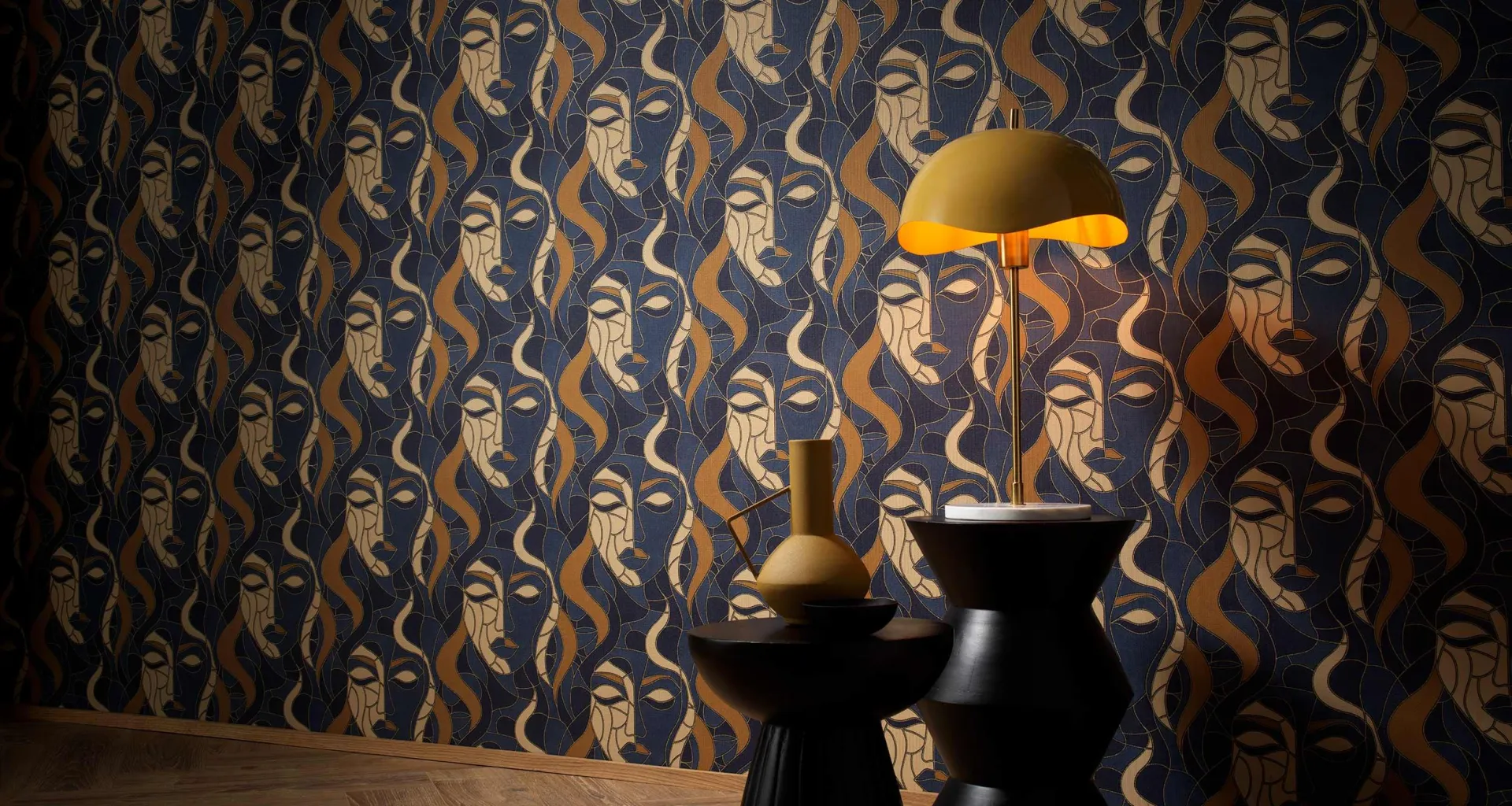 Grafische Tapete mit Gesicht in Farbe Gold und Dunkelblau