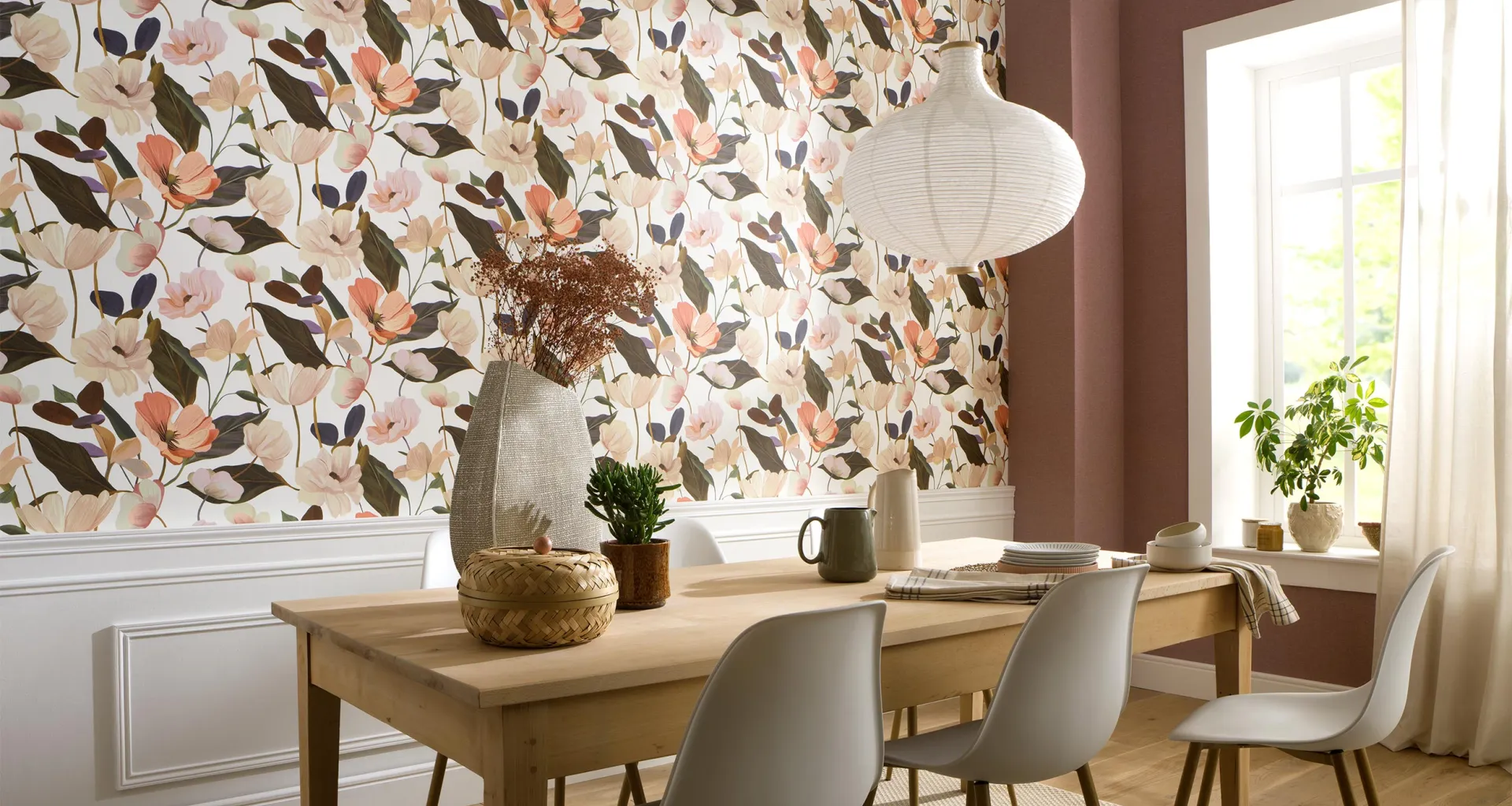 Esszimmer mit Vliestapet Secret Garden mit großen Blumen in Beige und Rosa