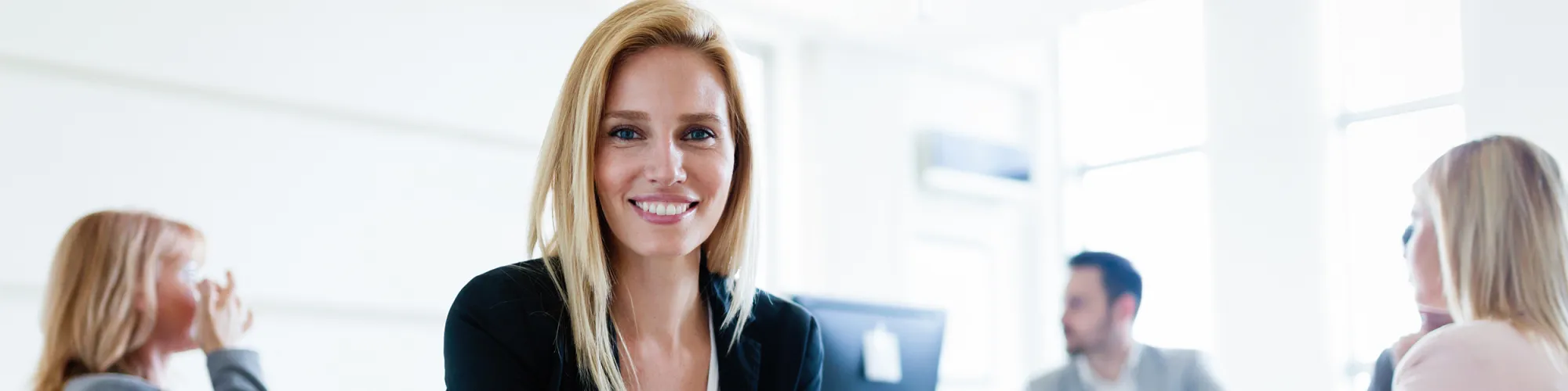 Stellenanzeige junge Frau blond