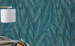 Vließtapete mit Blauen Blättermotiv, Weiße Stehlampe