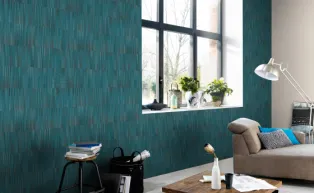 Wohnzimmer, Grafische Tapete in Türkis Tönen 