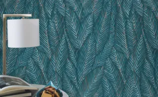 Vließtapete mit Blauen Blättermotiv, Weiße Stehlampe