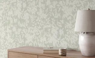 Florale Blättertapete, Schlichte Kommode mit weißer Tischlampe