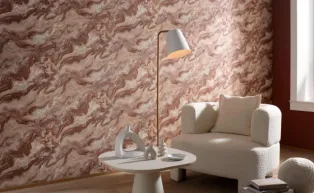 Weißer Sessel, Vliestapete mit Marmoroptik und Metall Effekt in Braun 